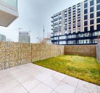 METROPOLIS I Nový Luxusný 2i byt s predzáhradkou I - Exteriér v Bratislave - Staré Mesto na Bottovej. Obklopený modernou architektúrou a trávnikom.