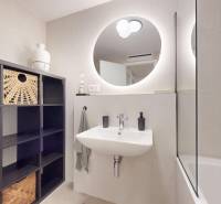 METROPOLIS I Nový Luxusný 2i byt s predzáhradkou I - Kúpeľňa v 2-izbovom byte s umývadlom, zrkadlom a poličkami s úložnými košmi.
