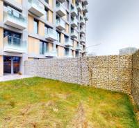 METROPOLIS I Nový Luxusný 2i byt s predzáhradkou I - Budova s kameninovým plotom a trávnatou plochou v Bratislave - Staré Mesto, Bottova.