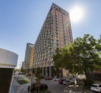 REZERVOVANÉ I METROPOLIS I Luxusný 1i byt I Staré Mesto - Výšková budova na Bottovej ulici v Bratislave - Starom Meste, obklopená zeleňou a parkovaním.