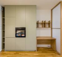 REZERVOVANÉ I METROPOLIS I Luxusný 1i byt I Staré Mesto - Kuchyňa v 1-izbovom byte s podlahou s dreveným dekorom a modernou rúrou.