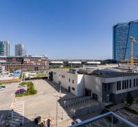 REZERVOVANÉ I METROPOLIS I Luxusný 1i byt I Staré Mesto - Výhľad na moderné budovy v Bratislave - Staré Mesto na Bottovej ulici.