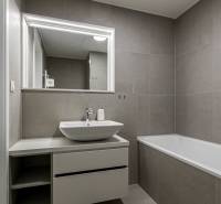 REZERVOVANÉ I METROPOLIS I Luxusný 1i byt I Staré Mesto - Kúpeľňa v 1-izbovom byte s vaňou, umývadlom a zrkadlom na stene.