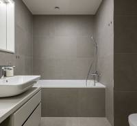 REZERVOVANÉ I METROPOLIS I Luxusný 1i byt I Staré Mesto - Kúpeľňa v 1-izbovom byte s vaňou, umývadlom a stenami s obkladom.