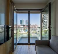 REZERVOVANÉ I METROPOLIS I Luxusný 1i byt I Staré Mesto - 1-izbový byt s terasou, pohľad na mesto, podlaha s dreveným dekorom.