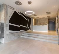 REZERVOVANÉ I METROPOLIS I Luxusný 1i byt I Staré Mesto - Recepcia s elegantným interiérom a poštovými schránkami v 1-izbovom byte.