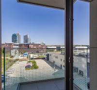 REZERVOVANÉ I METROPOLIS I Luxusný 1i byt I Staré Mesto - Balkón s výhľadom na panorámu, ulica Bottova, Bratislava - Staré Mesto, vedľa 1-izbového bytu.