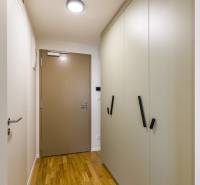 REZERVOVANÉ I METROPOLIS I Luxusný 1i byt I Staré Mesto - Vstupná chodba v 1-izbovom byte s podlahou s dreveným dekorom a vstavanými skriňami.