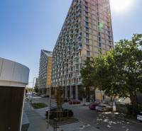 REZERVOVANÉ I METROPOLIS I Luxusný 1i byt I Staré Mesto - Výšková budova na Bottovej ulici v Bratislave - Starom Meste, s autami pozdĺž ulice.