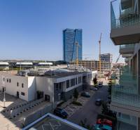 REZERVOVANÉ I METROPOLIS I Luxusný 1i byt I Staré Mesto - Výhľad z Bottovej na mrakodrap a žeriavy, Bratislava - Staré Mesto, 1-izbový byt.