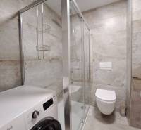 Prenájom: Lukratívny 2-izbový byt v Poprade na Novom nábreží - Kúpeľňa s práčkou, sprchovacím kútom a závesným WC v 2-izbovom byte.