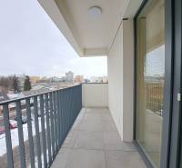 Prenájom: Lukratívny 2-izbový byt v Poprade na Novom nábreží - Balkón v Poprade z 2-izbového bytu s výhľadom na okolité budovy.