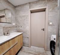 Prenájom: Lukratívny 2-izbový byt v Poprade na Novom nábreží - Kúpeľňa s umývadlom a podlahou s dreveným dekorom v 2-izbovom byte.