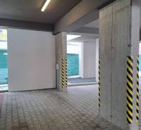 Prenájom: Lukratívny 2-izbový byt v Poprade na Novom nábreží - Parkovacie miesto s betónovými stĺpmi a osvetlením v Poprade.