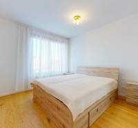 | Prémiové bývanie v ZWIRNe I Pekný zariadený 2i byt I  - Spálňa v 2-izbovom byte s posteľou, nočnými stolíkmi a podlahou s dreveným dekorom.