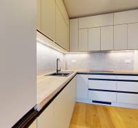 | Prémiové bývanie v ZWIRNe I Pekný zariadený 2i byt I  - Kuchyňa v 2-izbovom byte s podlahou s dreveným dekorom a vstavanými spotrebičmi.