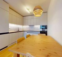 | Prémiové bývanie v ZWIRNe I Pekný zariadený 2i byt I  - Kuchyňa s jedálenským stolom z dreva, podlaha s dreveným dekorom.