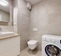 | Prémiové bývanie v ZWIRNe I Pekný zariadený 2i byt I  - Kúpeľňa v 2-izbovom byte s práčkou, umývadlom a toaletou. Svetlé obklady a moderné zrkadlo.