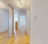 | Prémiové bývanie v ZWIRNe I Pekný zariadený 2i byt I  - Chodba s podlahou s dreveným dekorom a vstavanou skriňou v 2-izbovom byte.