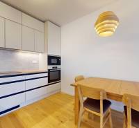 | Prémiové bývanie v ZWIRNe I Pekný zariadený 2i byt I  - Kuchyňa v 2-izbovom byte s podlahou s dreveným dekorom, jedálenským stolom a osvetlením.
