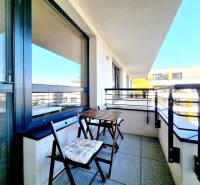 Pekný a moderný 3-izbový byt I Arboria Trnava - Balkón s malým dreveným stolom a stoličkami z 3-izbového bytu na Veterná v Trnave.