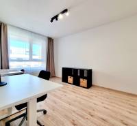 Pekný a moderný 3-izbový byt I Arboria Trnava - Kancelársky priestor s podlahou s dreveným dekorom v 3-izbovom byte.