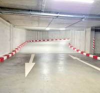 Pekný a moderný 3-izbový byt I Arboria Trnava - Podzemná garáž v Trnave na Veterná, so šípkami a červeno-bielym značením pre auta.