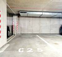 Pekný a moderný 3-izbový byt I Arboria Trnava - Parkovacie miesto v garáži so stenami a podlahou s označením C25.