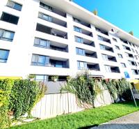 Pekný a moderný 3-izbový byt I Arboria Trnava - Bytový dom s balkónmi a zeleňou na Veterná ulici v Trnave.