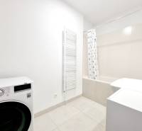 Pekný a moderný 3-izbový byt I Arboria Trnava - Kúpeľňa s práčkou, vaňou a svetlými obkladmi v 3-izbovom byte.