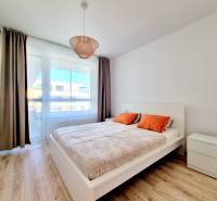 Pekný a moderný 3-izbový byt I Arboria Trnava - Svetlá spálňa s podlahou s dreveným dekorom v 3-izbovom byte.