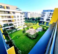 Pekný a moderný 3-izbový byt I Arboria Trnava - Výhľad z 3-izbového bytu na Veternú ulicu v Trnave s detským ihriskom.