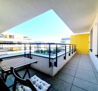 Pekný a moderný 3-izbový byt I Arboria Trnava - Priestranný balkón pri 3-izbovom byte na Veterná ulici v Trnave.