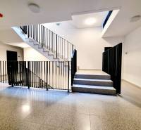 Pekný a moderný 3-izbový byt I Arboria Trnava - Schodisko v budove s jednoduchým zábradlím a svetlými stenami.