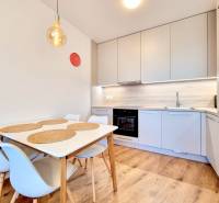 Posledný investičný krásny 2-izbový byt | 55 m² | RÍNOK RAČA - Kuchyňa v 2-izbovom byte s jedálenským stolom, podlaha s dreveným dekorom.