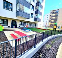 Posledný investičný krásny 2-izbový byt | 55 m² | RÍNOK RAČA - Detské ihrisko pred 2-izbovými bytmi na ulici Františka Kubu v Bratislave - Rači.