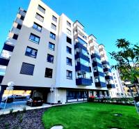 Posledný investičný krásny 2-izbový byt | 55 m² | RÍNOK RAČA - Bytový dom s balkónmi na Františka Kubu v Bratislave - Rači, priestor pre parkovanie.