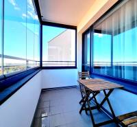 Posledný investičný krásny 2-izbový byt | 55 m² | RÍNOK RAČA - Zastrešený balkón s posedením v 2-izbovom byte s výhľadom.