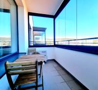 Posledný investičný krásny 2-izbový byt | 55 m² | RÍNOK RAČA - Balkón 2-izbového bytu s dreveným nábytkom a výhľadom na Bratislavu-Raču.