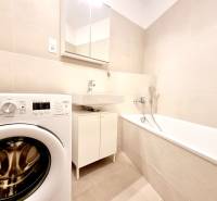 Posledný investičný krásny 2-izbový byt | 55 m² | RÍNOK RAČA - Kúpeľňa v 2-izbovom byte s práčkou, vaňou a béžovými obkladmi.