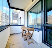 Posledný investičný krásny 2-izbový byt | 62 m² | RÍNOK RAČA - Presklená loggia s dreveným nábytkom a výhľadom na okolie v 2-izbovom byte.