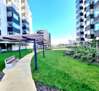 Posledný investičný krásny 2-izbový byt | 62 m² | RÍNOK RAČA - Dvor bytového komplexu s lavičkami a modernou zeleňou na Františka Kubu v Bratislave – Rači.