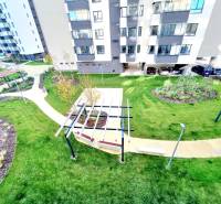 Posledný investičný krásny 2-izbový byt | 62 m² | RÍNOK RAČA - Záhrada s chodníkmi v Bratislave - Rači na Františka Kubu pri 2-izbovom byte.