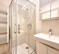 Posledný investičný krásny 2-izbový byt | 62 m² | RÍNOK RAČA - Kúpeľňa so sprchovacím kútom a umývadlom v 2-izbovom byte.