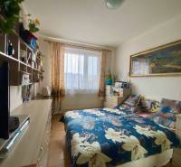 | PREDAJ | 3i byt s krásnym výhľadom vo vyhľadávanej časti BA - Spálňa s posteľou, poličkami a podlahou s dreveným dekorom v 3-izbovom byte.