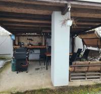 Na predaj dva rodinné domy Tornysnémeti HU - Rodinný dom v Tornyosnémeti s krytou terasou, grilom, hojdacou lavičkou a stolovaním.