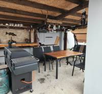 Na predaj dva rodinné domy Tornysnémeti HU - Zastrešené posedenie v rodinnom dome v Tornyosnémeti s grilom a stolom.