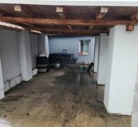 Na predaj dva rodinné domy Tornysnémeti HU - Zastrešený prístrešok pri rodinnom dome v Tornyosnéméti s betónovou podlahou.