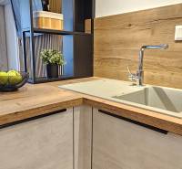 Moderný unikát - 1,5- izb. byt s 2 loggiami na prenájom (Nad jazerom) - Kuchynská linka v 1-izbovom byte s umývadlom a podlahou s dreveným dekorom.