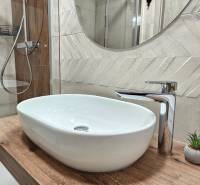 Moderný unikát - 1,5- izb. byt s 2 loggiami na prenájom (Nad jazerom) - Kúpeľňa v 1-izbovom byte s umývadlom na drevenom dekore a modernou batériou.